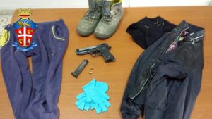 Vestiti e pistola sequestrati