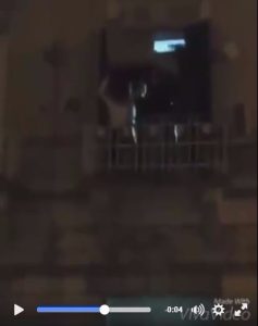 Il momento del lancio del divano