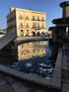 degrado Piazza Fontana Taranto 04 (1)