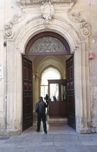 ingresso Accademia di Belle Arti a Lecce sul fondo il gabbiotto1