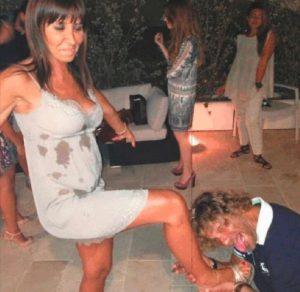 l-avvocato-che-bacia-il-piede-della-pm-826076