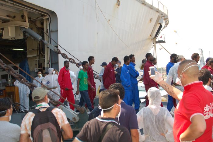 Brindisi- 476 migranti nel porto di Sant'Apollinare, tra loro anche una donna che partorisce dopo l'attracco.