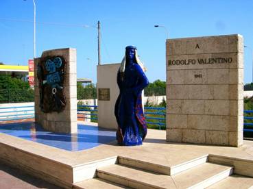 Castellaneta: restauro del monumento di Rodolfo Valentino