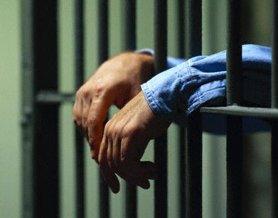 Brindisi- Prova a impiccarsi nel bagno della cella, detenuto salvato in extremis