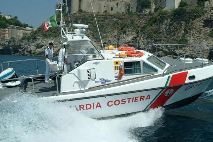 Foggia -  gommone in avaria in mare, la Guardia Costiera di Manfredonia salva tre persone