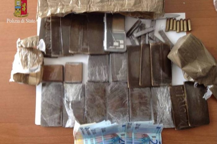 Taranto: hashih e munizioni in casa, arrestato giovane
