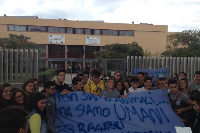 Bari, studenti contestano il ministro Giannini: "Solo propaganda"