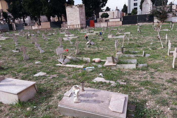 Il "cimitero dei bambini" nel degrado. Monta la protesta  e la rabbia dei cittadini