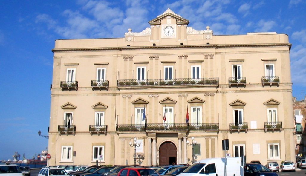 Taranto tempo delle scelte: Palazzo di Città, sede del Comune, simbolo delle decisioni sul futuro tra salute e lavoro

