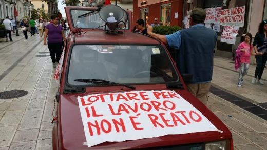 Brindisi- I lavoratori della "Pinto Cerasino" minacciano di buttarsi dal balcone per protesta. I Cobas: "appoggiamo la loro lotta"