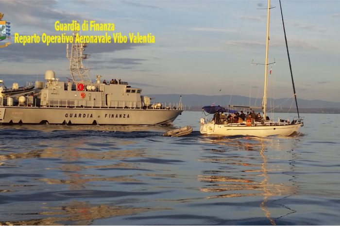 Operazione FRONTEX: Barca a vela con circa 93 migranti intercettata nello Ionio.