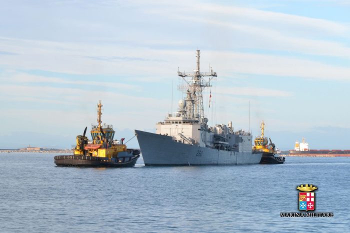 Nave Militare della Marina Pakistana in sosta a Taranto