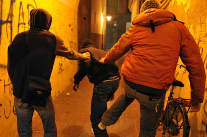 Brindisi- Prima minacciano e insultano un giovane poi lo prendono a pugni in faccia, nei guai due giovanissimi
