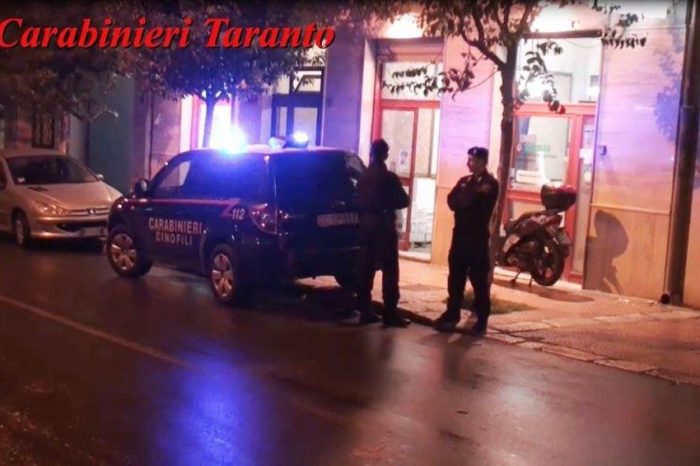 Taranto - Nella notte furgone in fiamme in via Temenide.