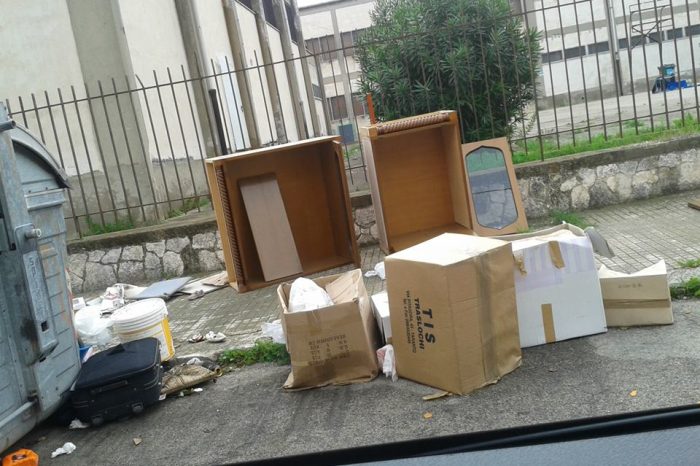Taranto: "Ecco la situazione che vige nel quartiere Salinella". La denuncia del consigliere Perelli (Ncd)