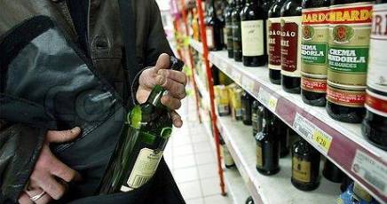 Taranto: ruba liquore dal supermercato, arrestato 37enne