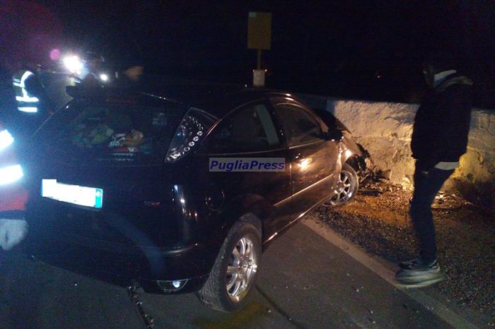 (Foto-notizia) Taranto: Terribile schianto tra due autovetture. Una donna in ospedale.