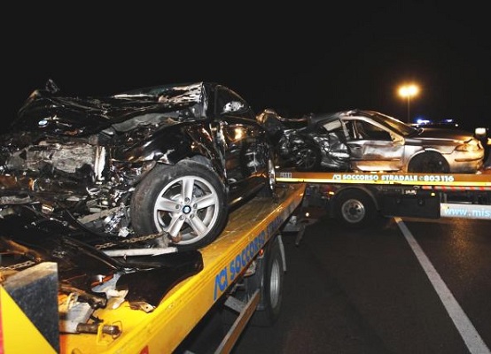 Taranto - Sangue sulle strade del tarantino: 6 morti in un incidente stradale.