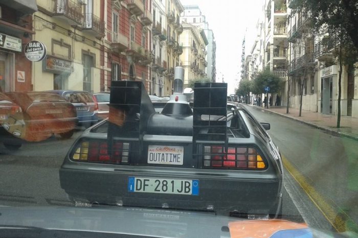 Taranto: Avvistata la DeLorean, la macchina di Ritorno al Futuro.