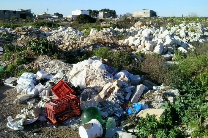 Lizzano (TA), discarica a cielo aperto - AttivaLizzano,  rifiuti di ogni genere nei pressi del cimitero