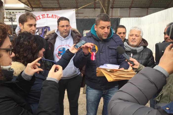 Taranto, protesta Ilva - Liberi e Pensanti al Sindaco: " È gravissimo che abbia consegnato le chiavi della città a pseudo lavoratori"