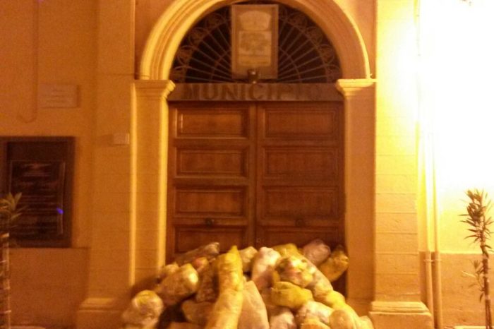 Lizzano (TA): Cittadini infuriati. Lasciano nella notte  sacchetti della spazzatura davanti all'entrata del Municipio.