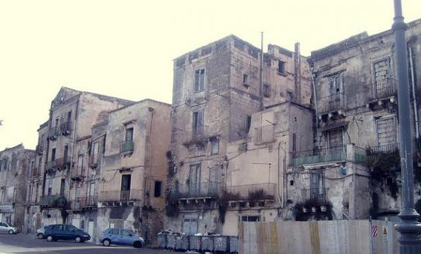 Taranto: cede solaio in città vecchia, la strage continua...
