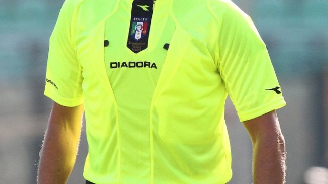 Taranto - Arbitro convalida un gol e viene aggredito