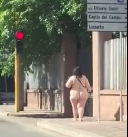 Donna nuda per le vie della città. Il video postato sul web.