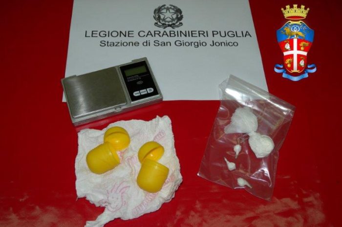 San Giorgio Jonico: Sorpreso con tre dosi di cocaina, un bilancino e materiale per il confezionamento dello stupefacente. Denunciato 33enne censurato.