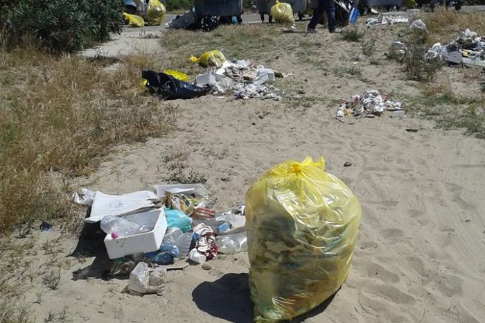 A Taranto ripulita la spiaggia di Lido Azzurro: tra i rifiuti abbandonati spiccano plastica e bottiglie di vetro