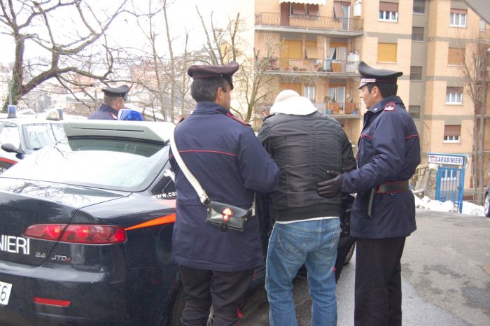 Bari- Alla vista dei Carabinieri getta un pacchetto di sigarette contenente droga. Arrestato