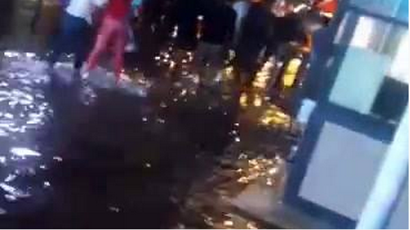 Bari - Maltempo: disagi alla Fiera del Levante, visitatori bloccati nell'acqua (VIDEO)
