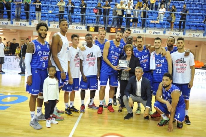 Basket: L'Enel Brindisi vince il 5° Memorial Pentassuglia. Grande presentazione della squadra e ricordo del Presidente Corlianò