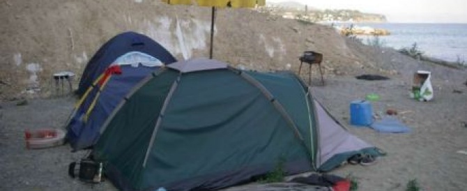 Taranto - Nella provincia dell'accoglienza regna l'indifferenza. Coppia italiana vive con i bimbi in tenda