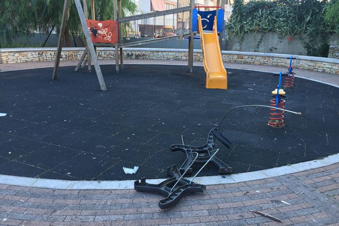 Bari -Atti di vandalismo nel parco giochi . De Lucia (M5s): "Gesto inaccettabile"