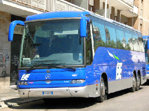 Taranto - autobus prende fuoco con studenti a bordo