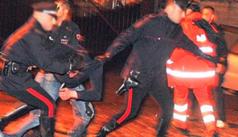 Taranto  - "Prego, favorisca i documenti" ed aggredisce i carabinieri