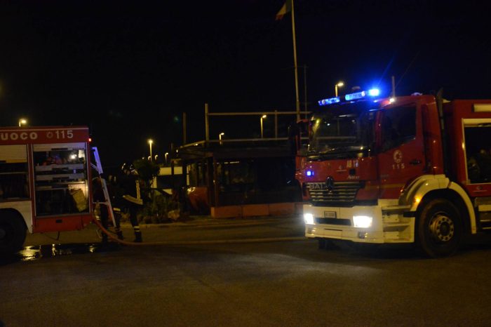 Taranto - Incendiato durante la notte in piazza Pertini il "Mignon Bar"