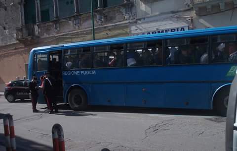 Taranto - Lanciano petardi dal bus in corsa. Fermati dai Carabinieri