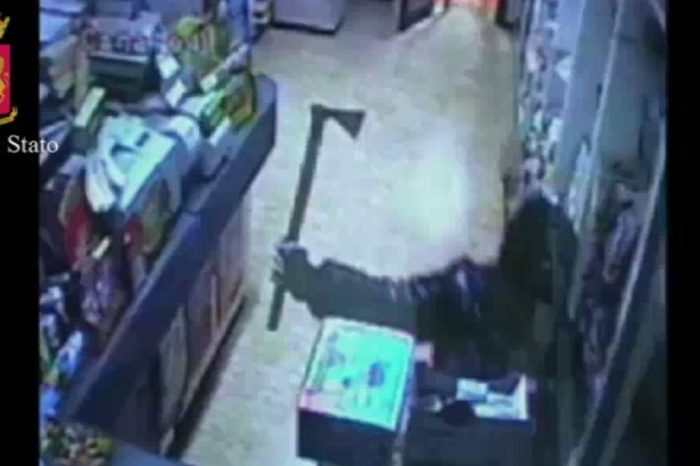 Videonotizia | Entra in negozio con una accetta ed effettua una rapina.