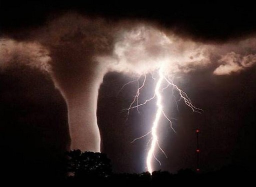 Lecce - Allerta meteo, violenti temporali risalgono lo Jonio: notte tempestosa, piogge alluvionali