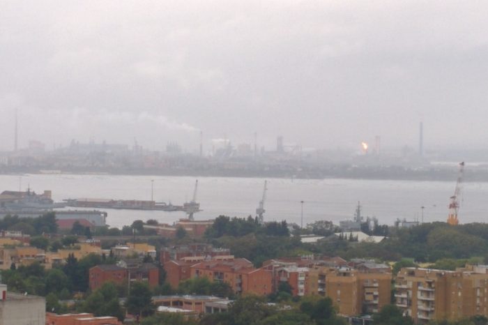 Taranto - Puzza di gas invade la città. Fumo nero e fiammate dalla zona industriale. Ecco cosa è successo