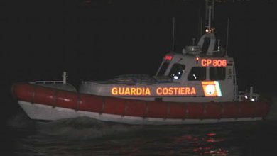 Vigili del fuoco soccorrono pescatori dopo peschereccio affonda Brindisi