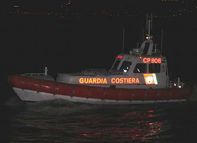 Taranto, isola San Paolo - "Aiuto, affondiamo!" La Capitaneria salva equipaggio in nottata.