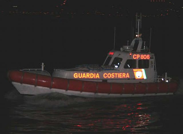 Vigili del fuoco soccorrono pescatori dopo peschereccio affonda Brindisi