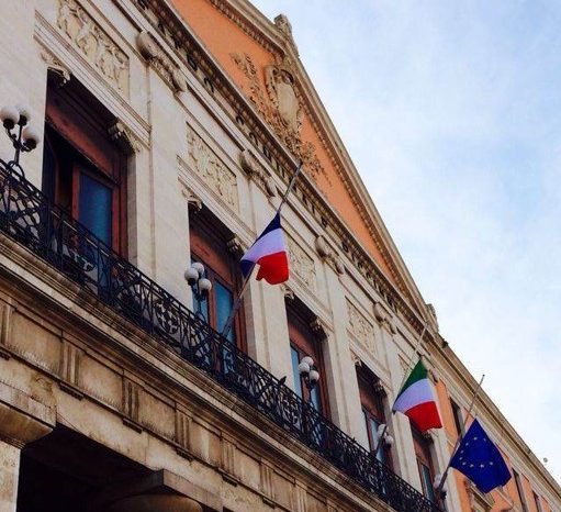 Bari - Strage Parigi. A Palazzo di Città esposta la bandiera francese a mezz'asta