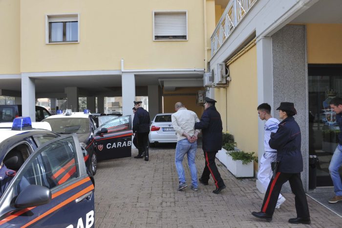 FLASH Lecce - Finti carabinieri arrestati dai carabinieri del Comando Provinciale di Lecce.
