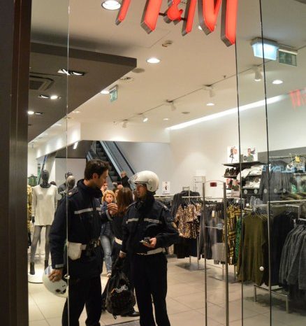 Bari - Tentato furto nello store H&M, arrestato un uomo