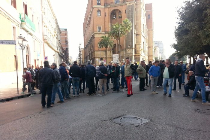 Taranto - Nuova protesta Isola Verde. Operai bloccano il lungomare
